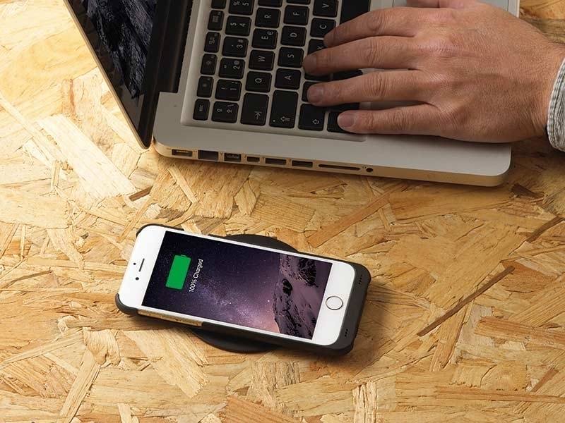 miniBatt MP-IP7 Schutzhülle mit Qi-Ladefunktion für iPhone 7 Anwendung mit Tisch Ladestation