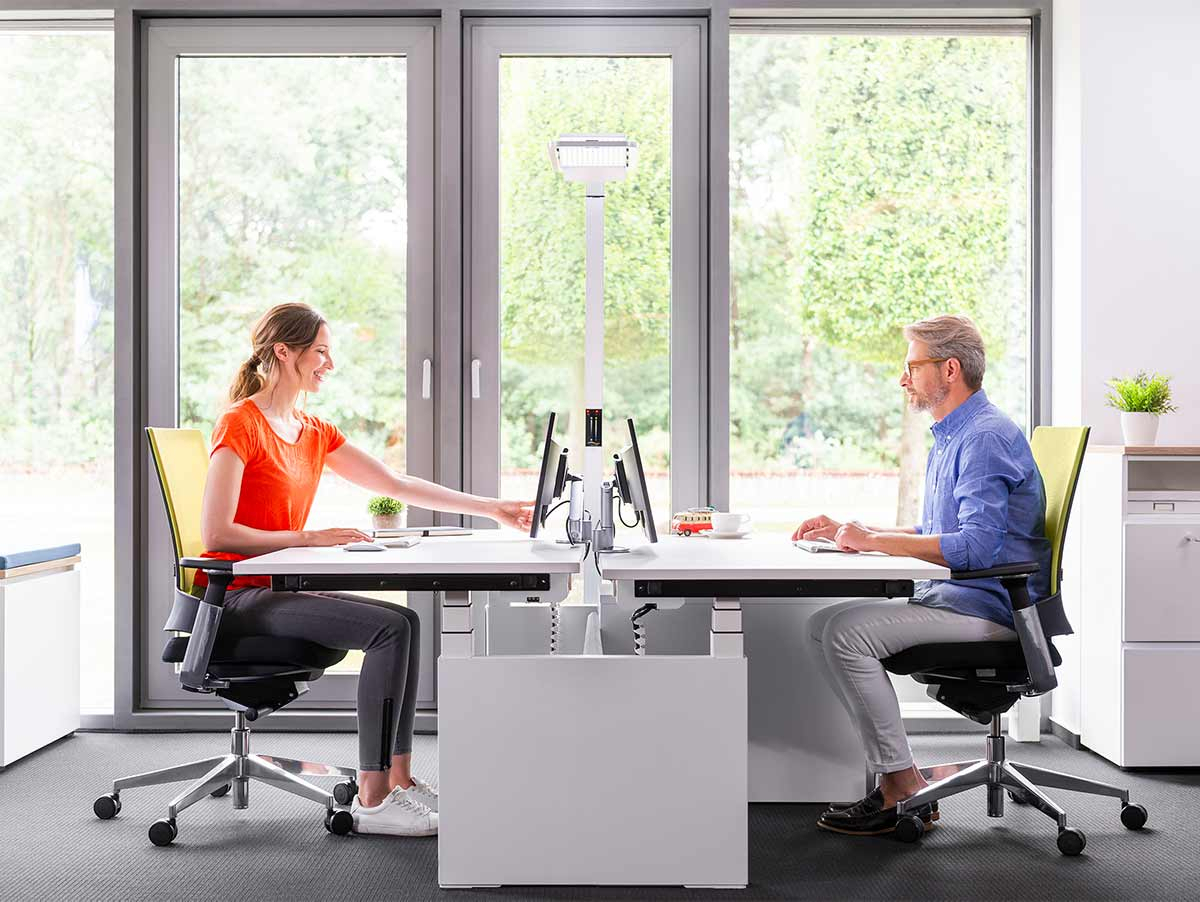 Novus Clu II C Monitor Tisch Halterung, weiß (990+2011+000) Anwendungsbeispiel Büro