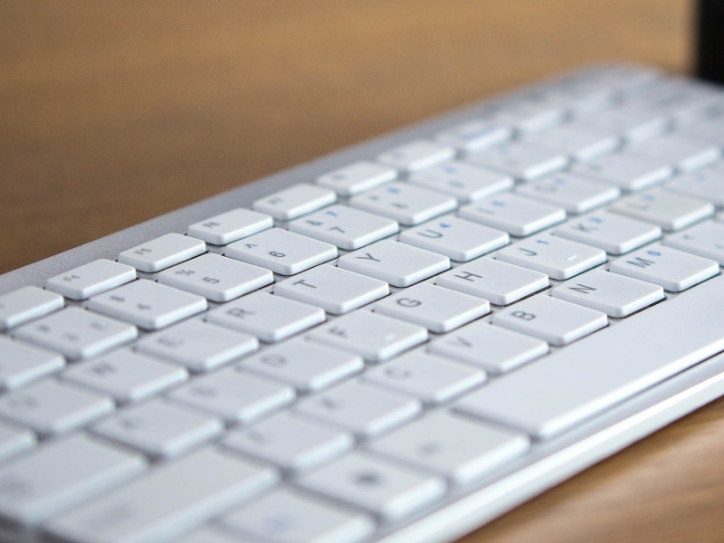 R-Go Compact flache Tastatur QWERTY (UK) drahtgebunden RGOECUKW, weiß