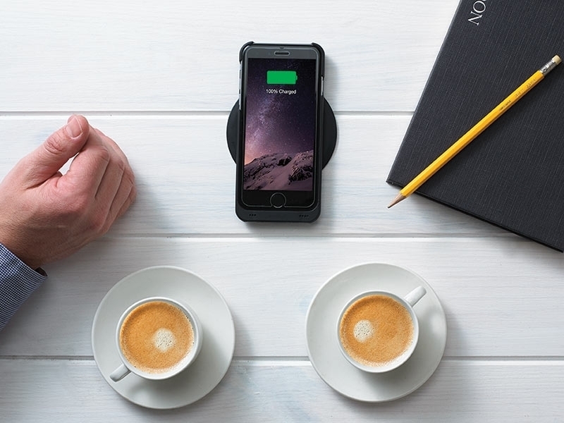 miniBatt MP-IP7 Schutzhülle mit Qi-Ladefunktion für iPhone 7  Anwendungsbeispiel mit Ladestation