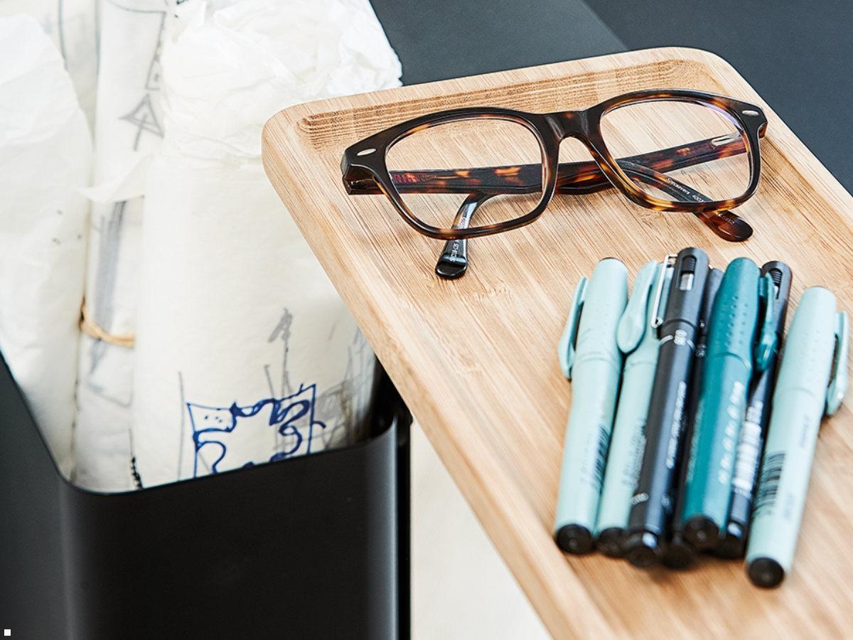 APTO Table Shelf Bamboo Stiftablage, 297x136mm Bambus mit Tischklemme marineblau Anwendungsbeispiel